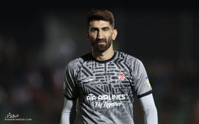 حمله هواداران استقلال به دروازه‌بان استقلالی پرسپولیس!