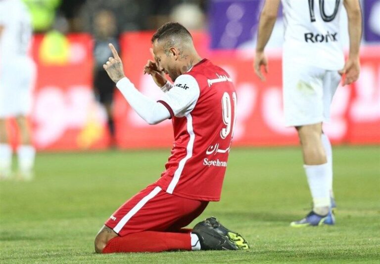 تلاش مدیران پرسپولیس برای بسته نشدن پنجره نقل و انتقالاتی