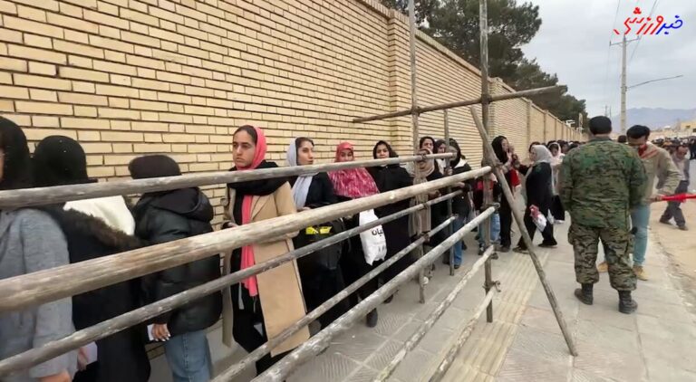 صف بانوان پرسپولیسی برای ورود به ورزشگاه خانگی چادرملو