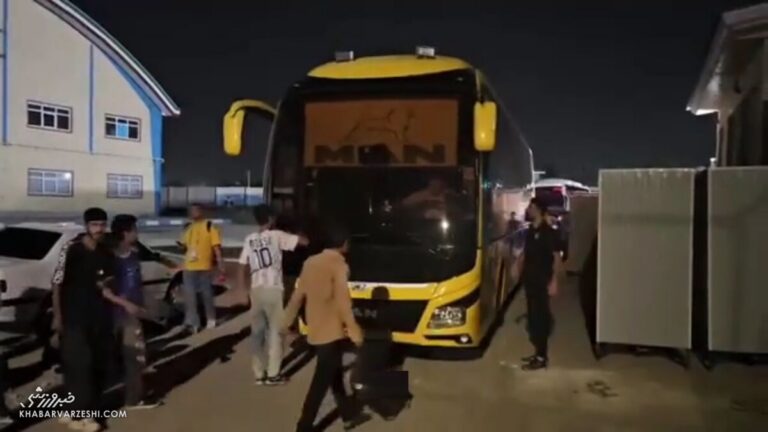 ویدیوی عجیب از ورزشگاه شهر قدس/ نگهبان اجازه خروج به استقلال نمی‌داد!