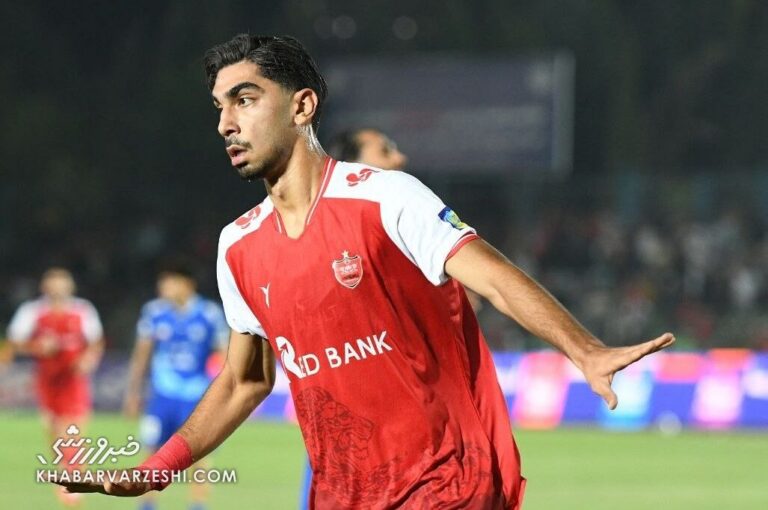 زننده گل صدرنشینی پرسپولیس: بوسیدن لوگو؟ عشق بچگی!/ گلزن مهم نیست بردن مهم است