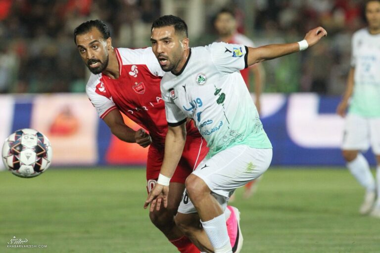 لگد زدن یک استقلالی به در اتاق داوران پس از دیدار پرسپولیس – ذوب‌آهن!