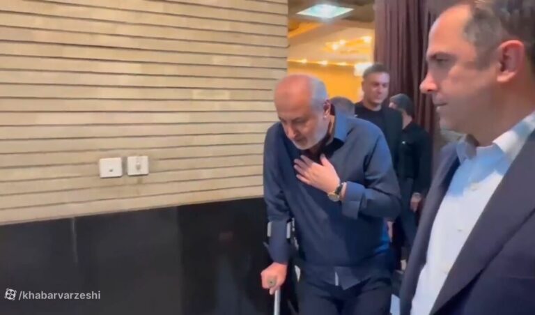 ویدیو| حضور اهالی فوتبال در مراسم یادبود همسر نصیرزاده/ درویش با عصا آمد، خطیر کمکش کرد!